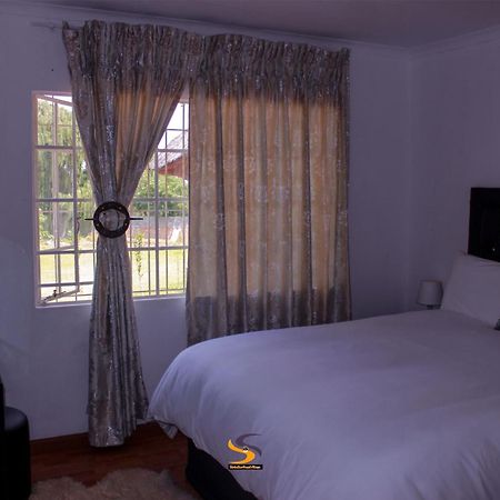 Simbasun Cottages Midrand Bagian luar foto