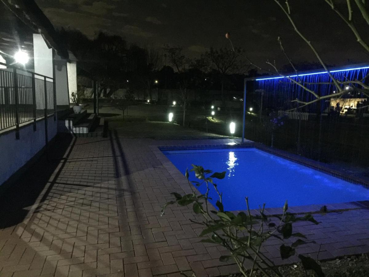 Simbasun Cottages Midrand Bagian luar foto