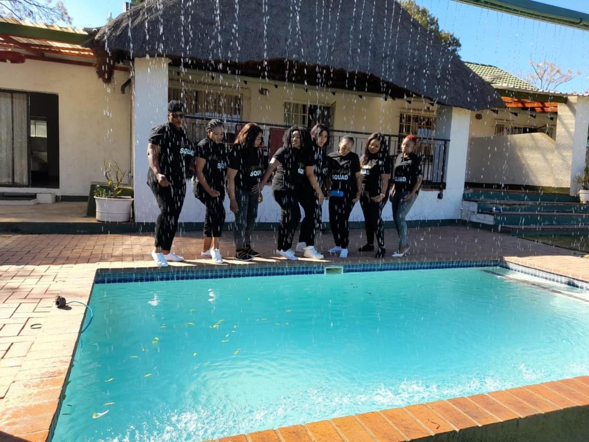 Simbasun Cottages Midrand Bagian luar foto