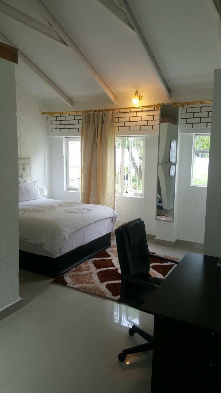 Simbasun Cottages Midrand Bagian luar foto
