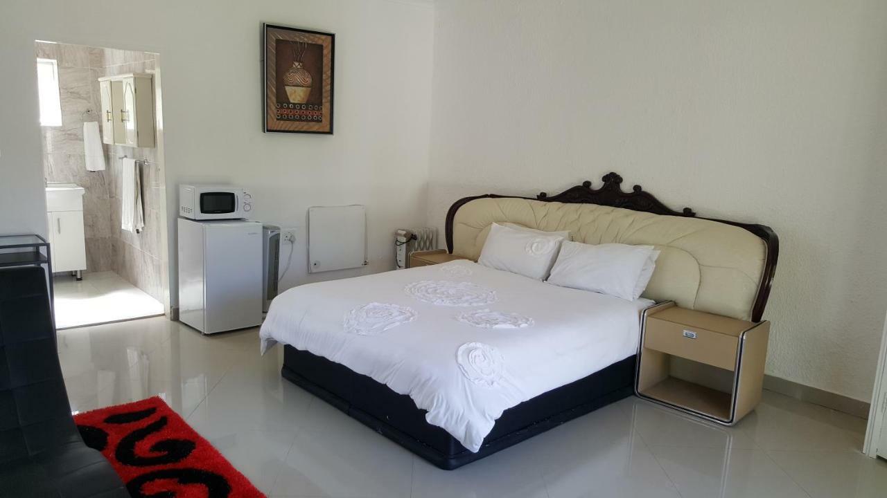 Simbasun Cottages Midrand Bagian luar foto