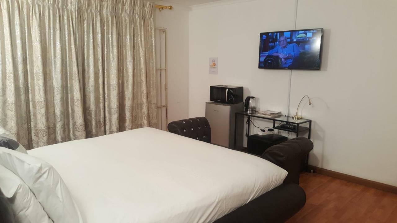 Simbasun Cottages Midrand Bagian luar foto
