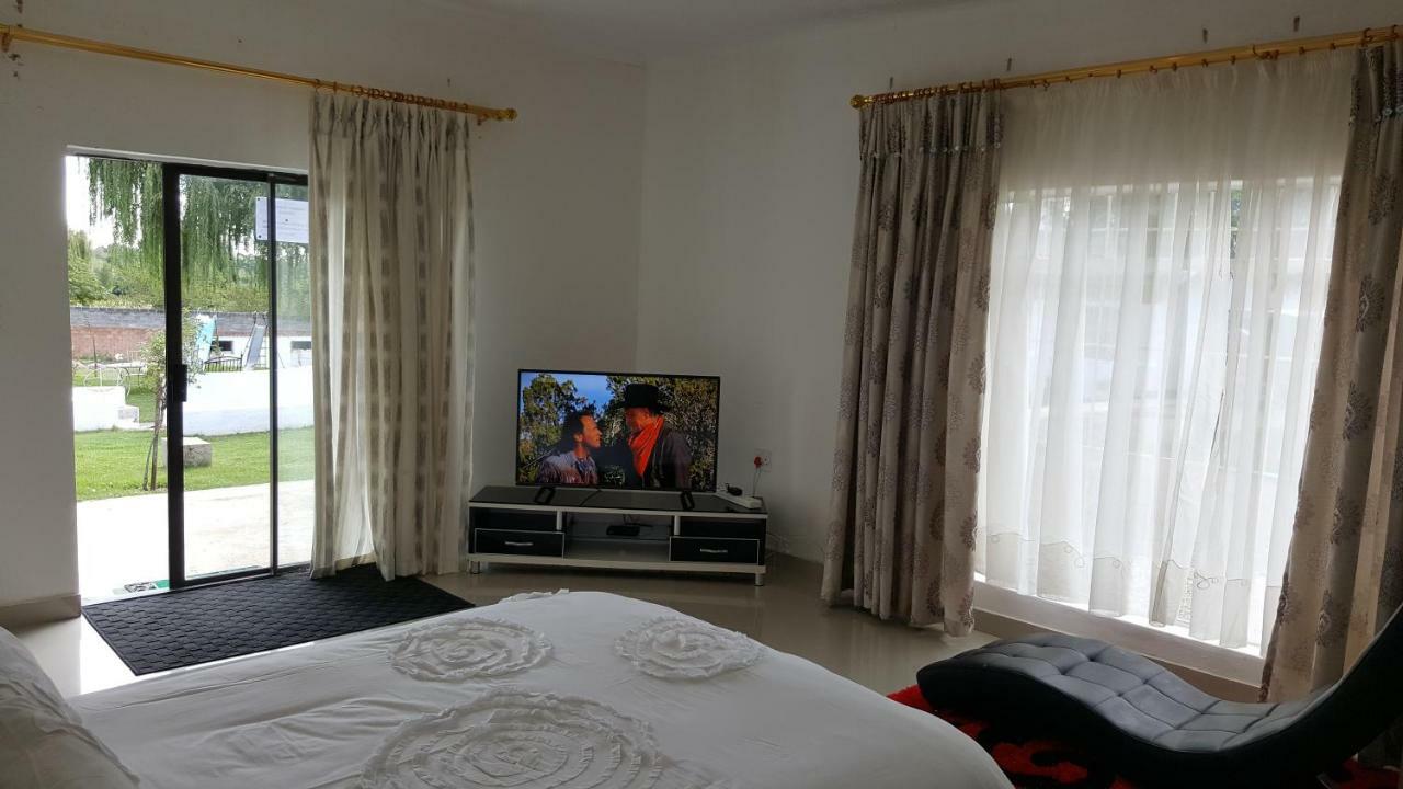 Simbasun Cottages Midrand Bagian luar foto